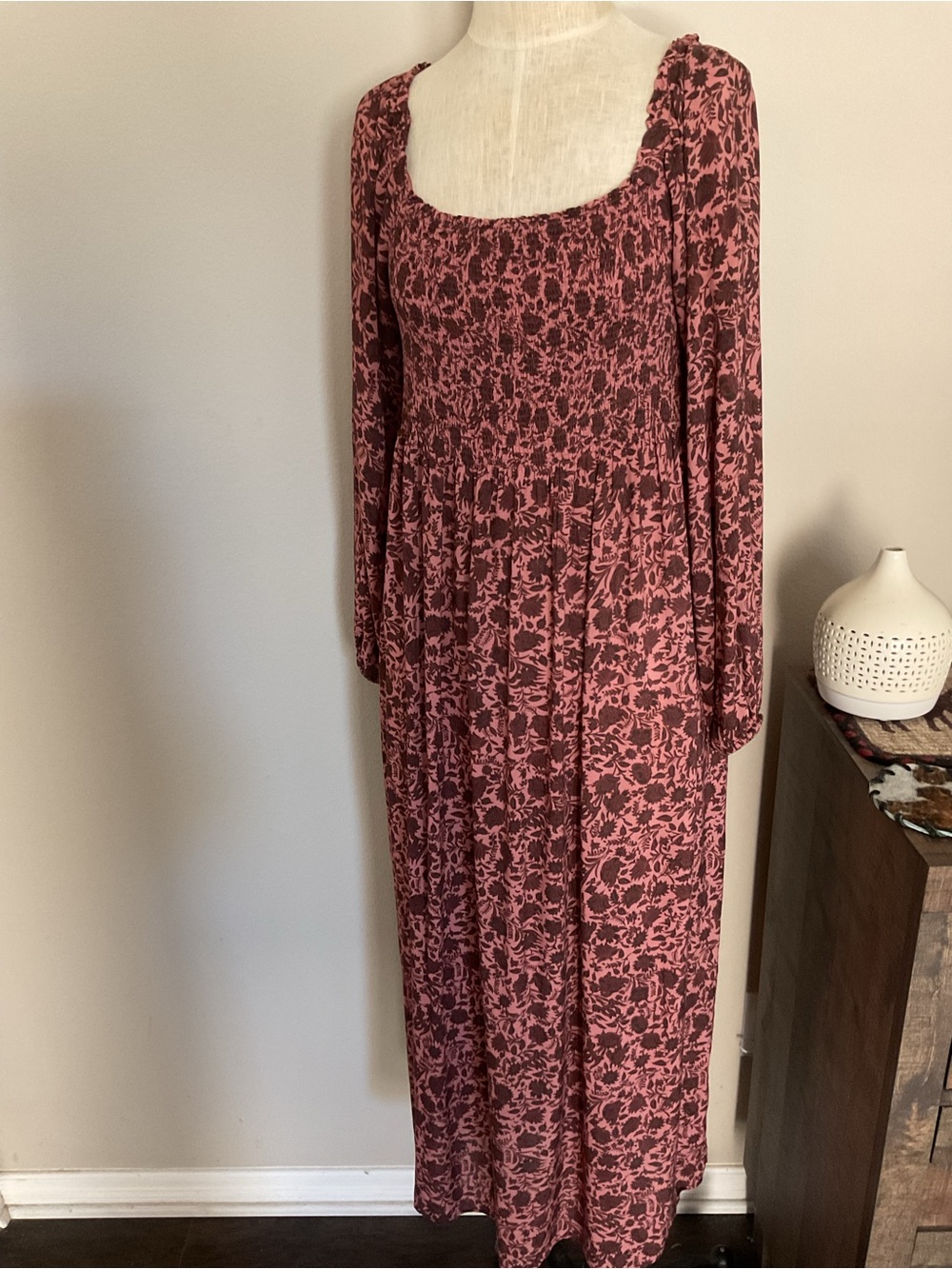 Faherty 100% viscous Rose and Brown Floral Maxi Dress. Size Medium. Lightweight.